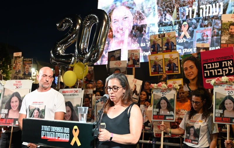הוריה של נעמה לוי, ד"ר איילת לוי שחר ויוני לוי, בעצרת בכיכר החטופים, צילום פאולינה פטימר מטה המשפחות