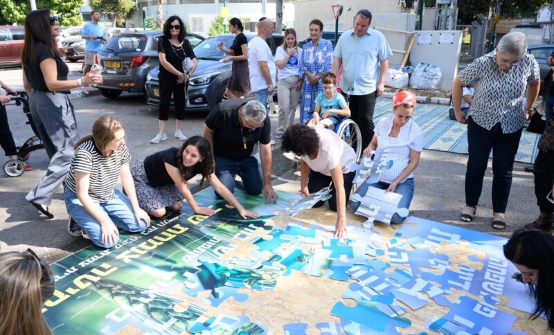 הרכבת פאזל התקווה בבית איזי שפירא, צילום דוד גארב, יחצ בית איזי שפירא