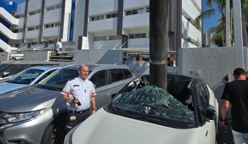 נפילת שבר יירוט ענק לתוך רכב במוסך ברעננה, צילום מדא