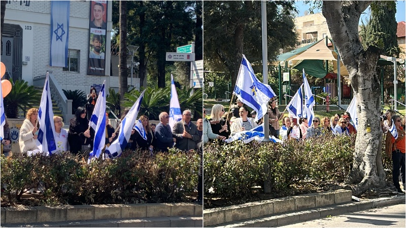 תושבים ברחוב אחוזה ברעננה במהלך הלוויית בני משפחת ביבס, צילום דוברות העירייה